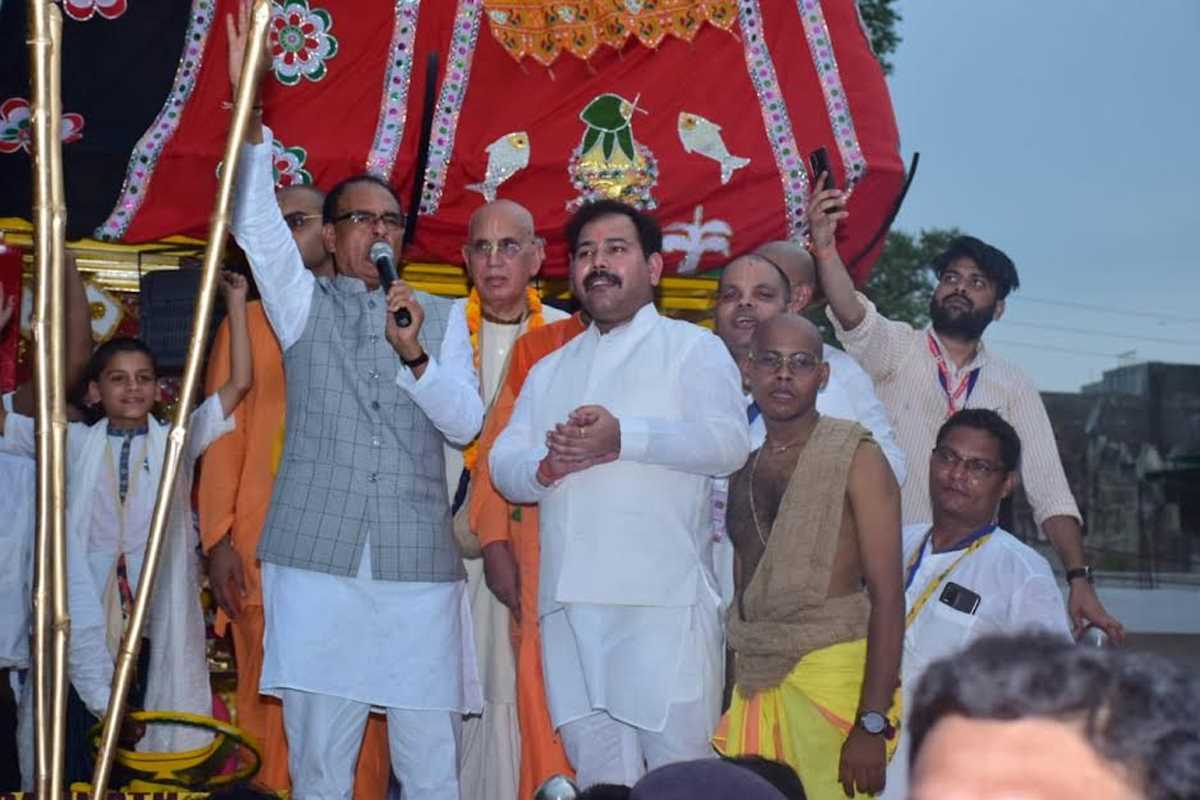 मुख्यमंत्री ने केंद्रीय मंत्री तोमर व सिंधिया के साथ खींचा भगवान जगन्नाथ जी का रथ